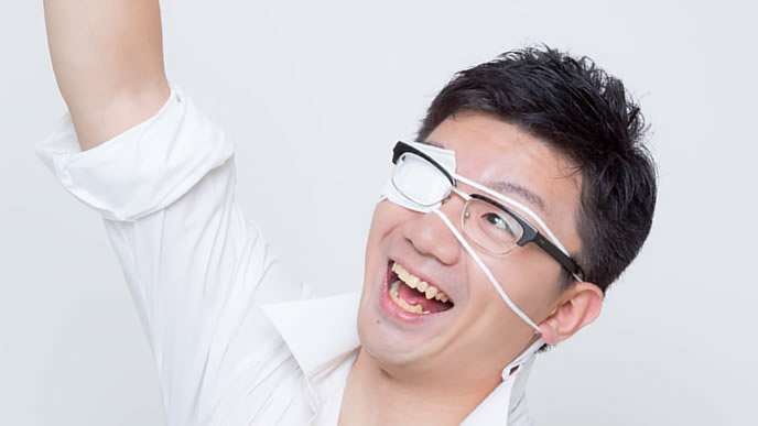 書類選考が通過して喜ぶ男性