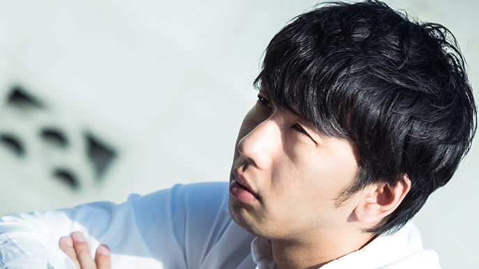 不採用通知が来て呆然とする男性