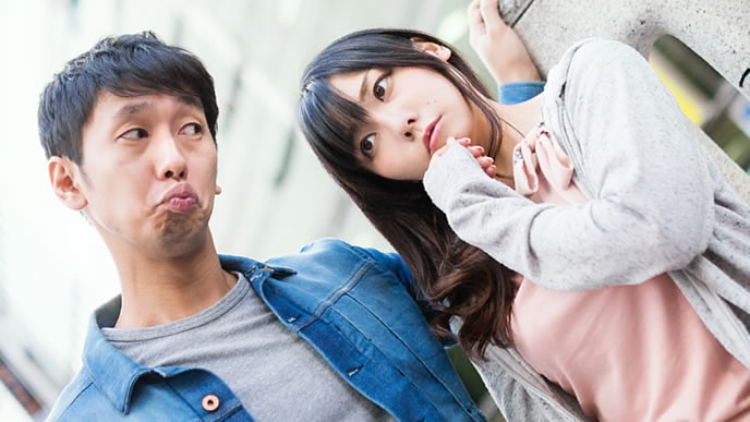 問い合わせするかどうか悩むカップル