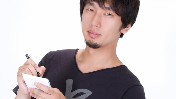 しっかり学習するためにメモを取る男性