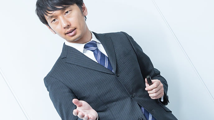 面接官に対して雄弁に自己紹介する就活生
