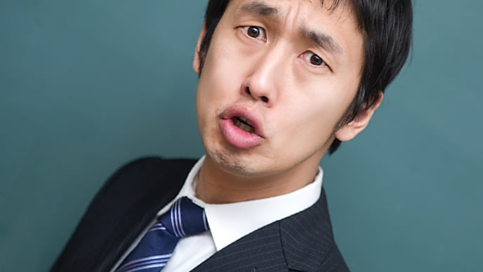 言い訳する就活生にカツを入れる男性