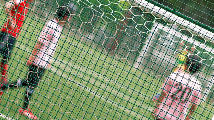 趣味のサッカーを楽しむ人達