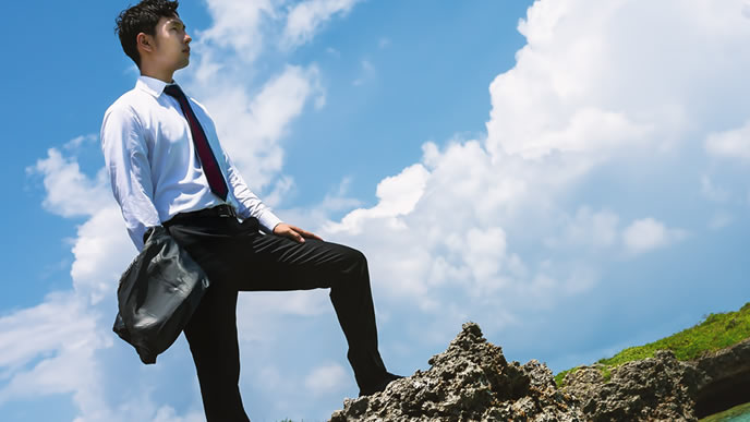 海岸線で立ちはだかるプロジェクトリーダー