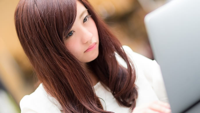 資格の勉強が思うように進まない女性