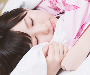 すやすやと熟睡する浴衣の女性