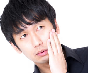 人間関係が辛くて悩んでいる男性