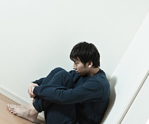 就職活動で燃え尽きて部屋でぐったりしている男性