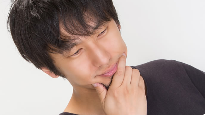 内定と内々定の違いを考えている男性