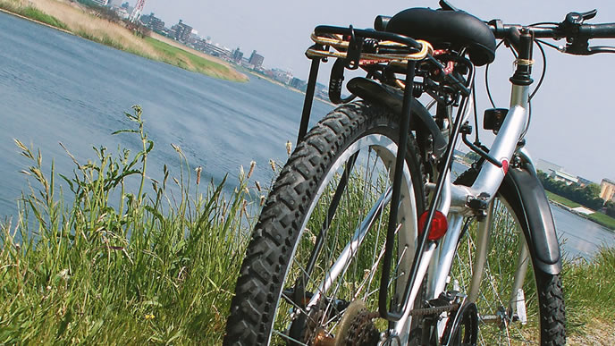 河原と通勤に使う自転車
