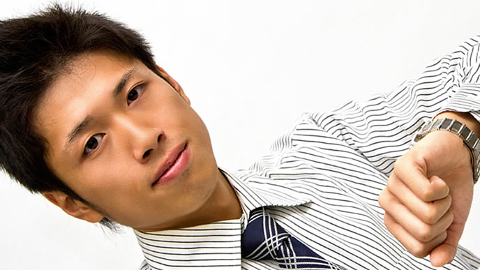 通勤時間を確認する男性