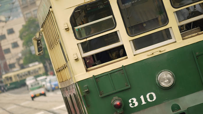 電車で通勤する風景