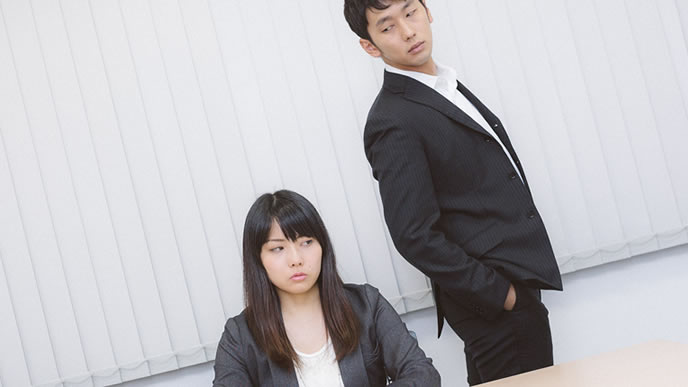 通勤時間について質問され困る女性