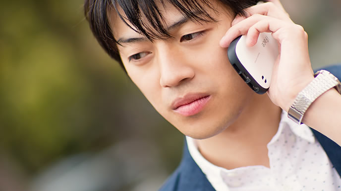 神妙な表情で企業と会話する就活生