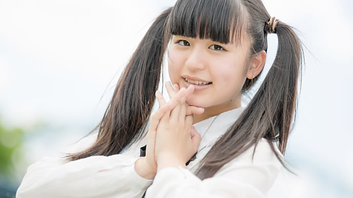 両手でお願いする女性