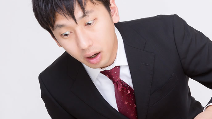 内定取り消しに驚きを隠せない男性