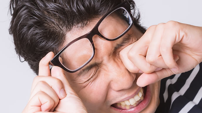 泣いても泣いても涙が止まらない男性