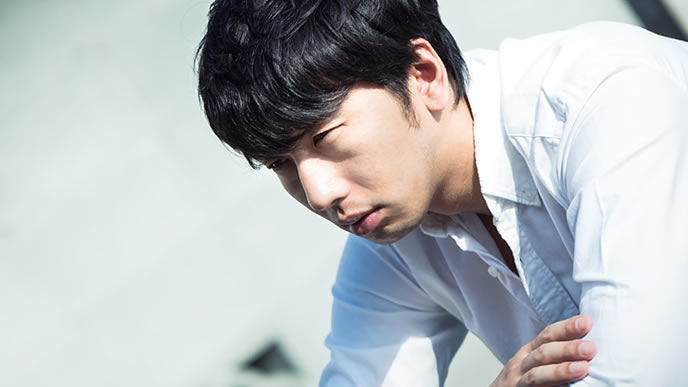 深刻な悩みを持った男性