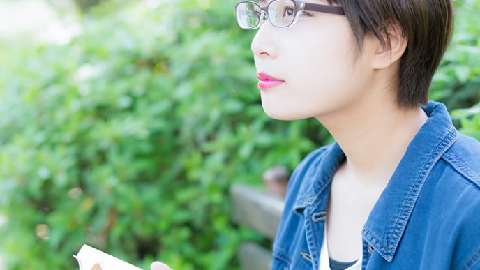 空を見つめながら卒業を考える女性