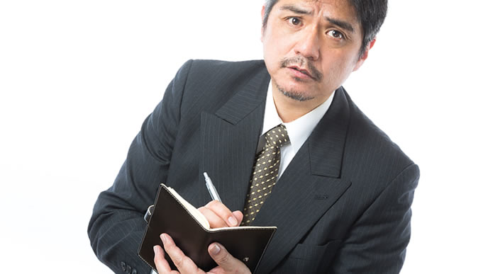 違いを確認している心配性の男性