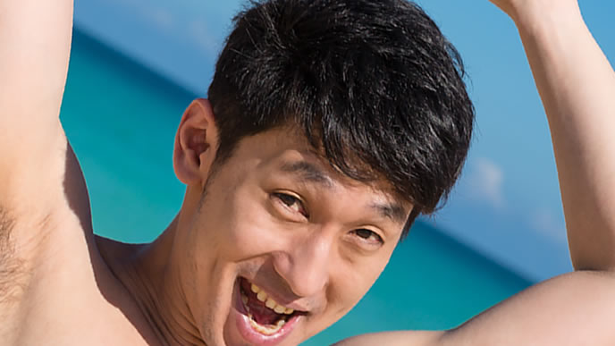 めちゃめちゃ元気な笑顔の男性