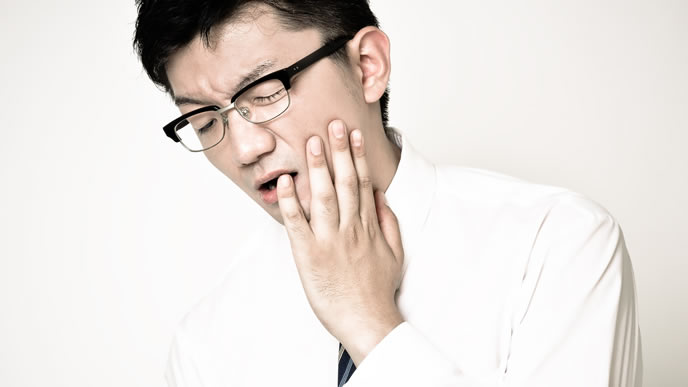 持病の虫歯がうずく男性