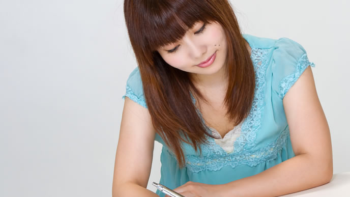 就活で使う履歴書をチェックする女性