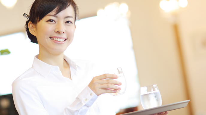 夢を叶えるためにアルバイトをする女性