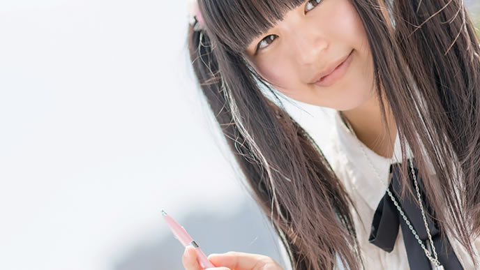 注意事項を説明する女性