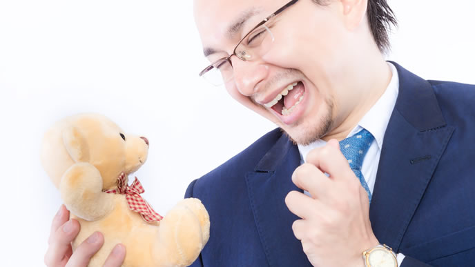 クマのぬいぐるみを配偶者と勘違いしている男性