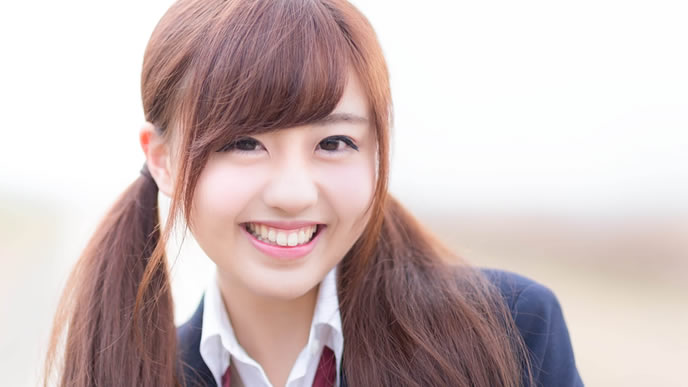 アルバイト先を探す笑顔の女性