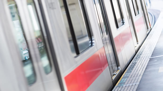 都会を走る電車と駅のホーム
