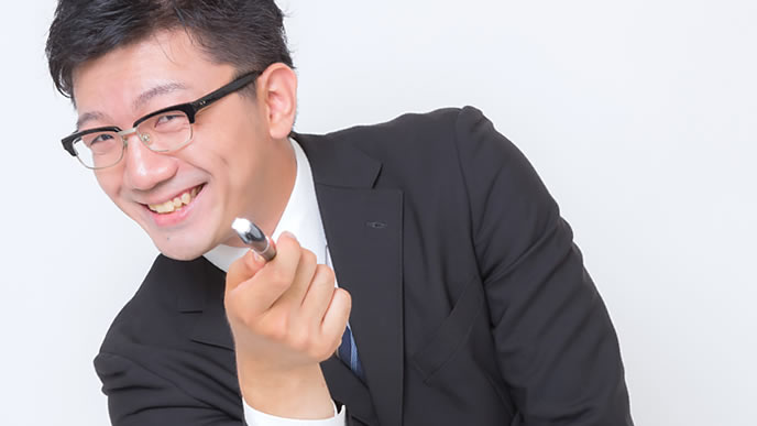 応募者の上手い返答に喜ぶ面接官