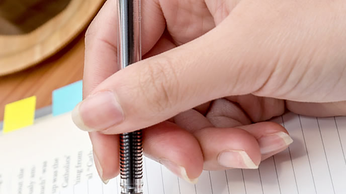 送付状を書くのに使う紙とペン