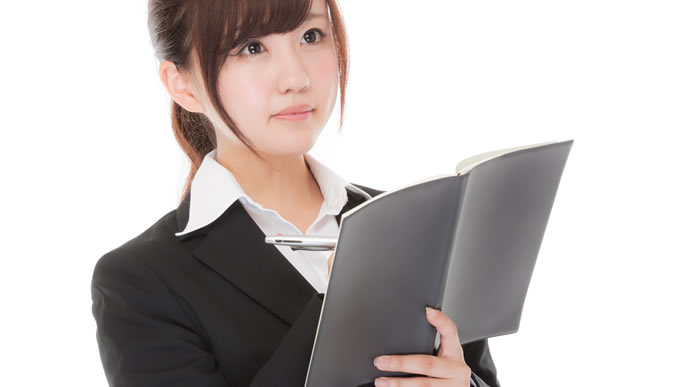 内定についてしっかりとメモを取る女性