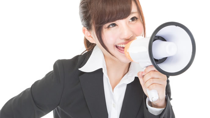大切なことを拡声器でお知らせする女性