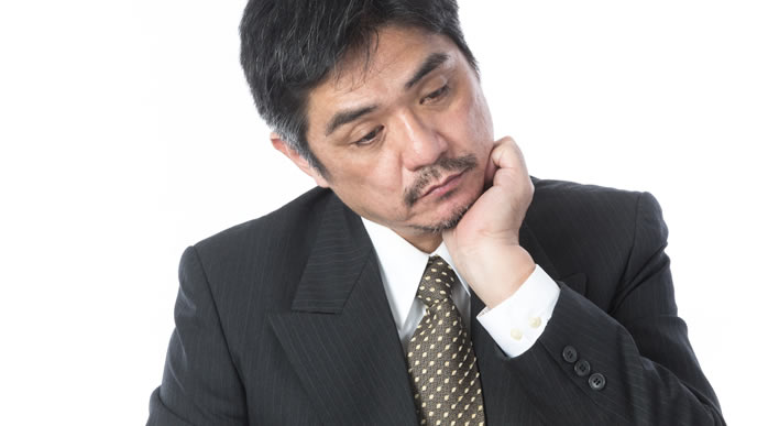内定の違いと内々定の違いを真剣に考えている男性