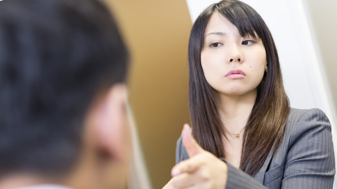 取り消しを強気で宣言する人事担当の女性
