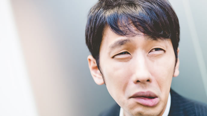 話してはならないことを聞いた男性