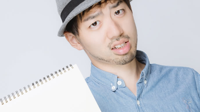 顔を歪めた派遣社員の男性