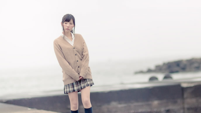 埠頭を歩く制服姿の女性