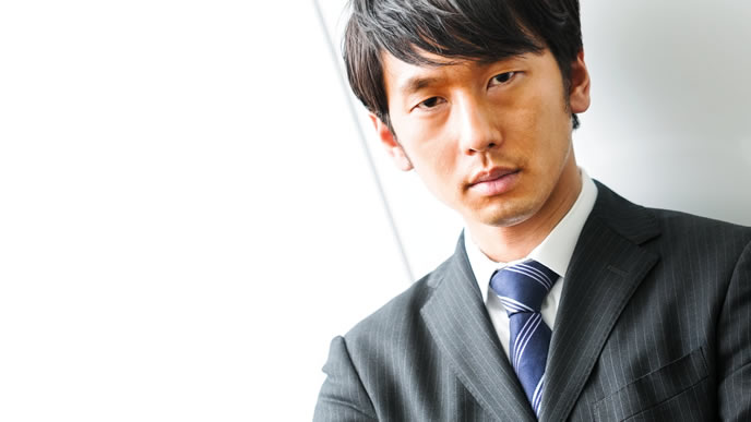 目力の強い新卒採用の男性