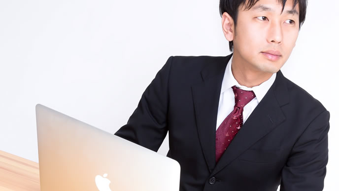 パソコンで情報収集をする男性
