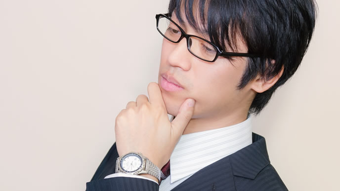 入社の意思を考える男性