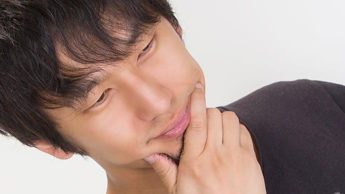 将来について真剣に考えている男性