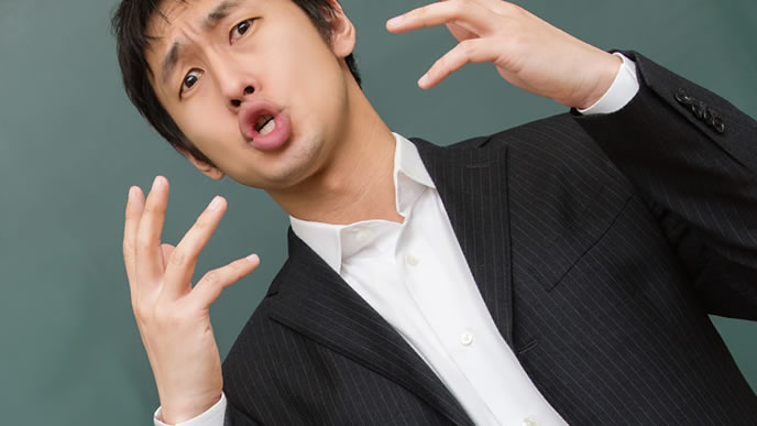 良い質問のコツを教えている男性