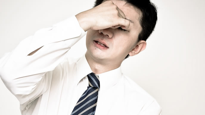 残業のし過ぎで目をやられた男性
