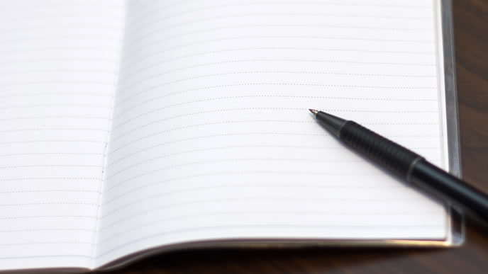 真っ白なメモとペン