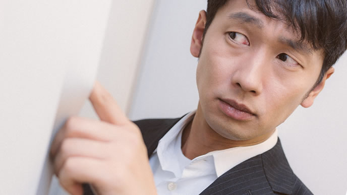 窓から覗き込む男性