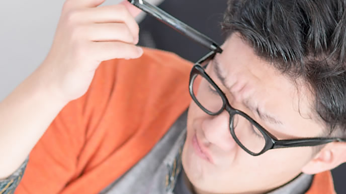 例文を見て悩む男性